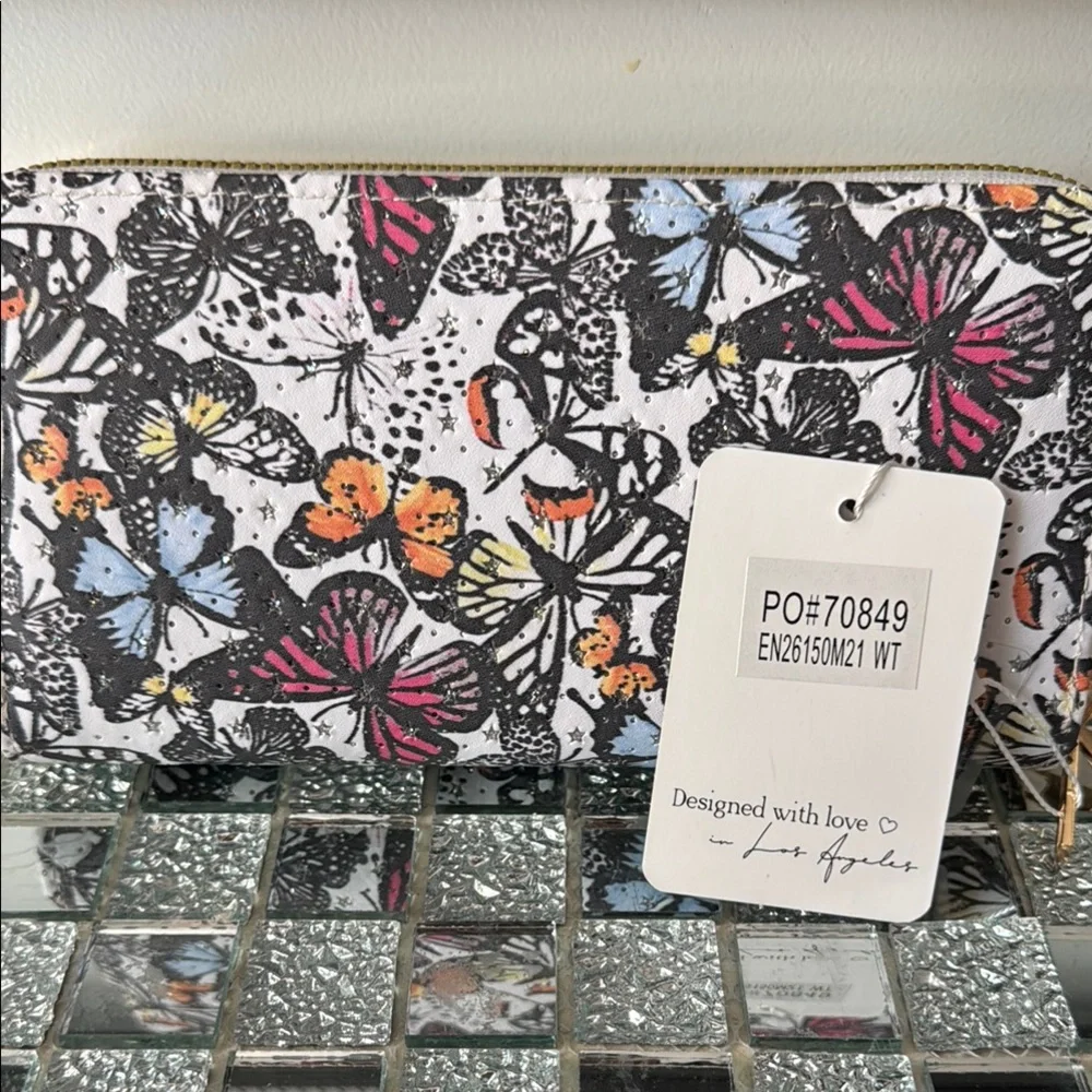 🦋 Blush Kiss Butterfly Wristlet Wallet – Chic & Functional! 🦋 - Picture 4 of 10